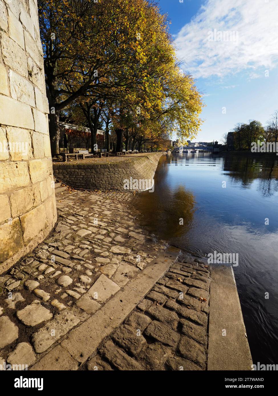 Ammira il fiume Ouse verso il Lendal Bridge dalla Marygate Tower, nella città autunnale di York, Yorkshire, Inghilterra Foto Stock