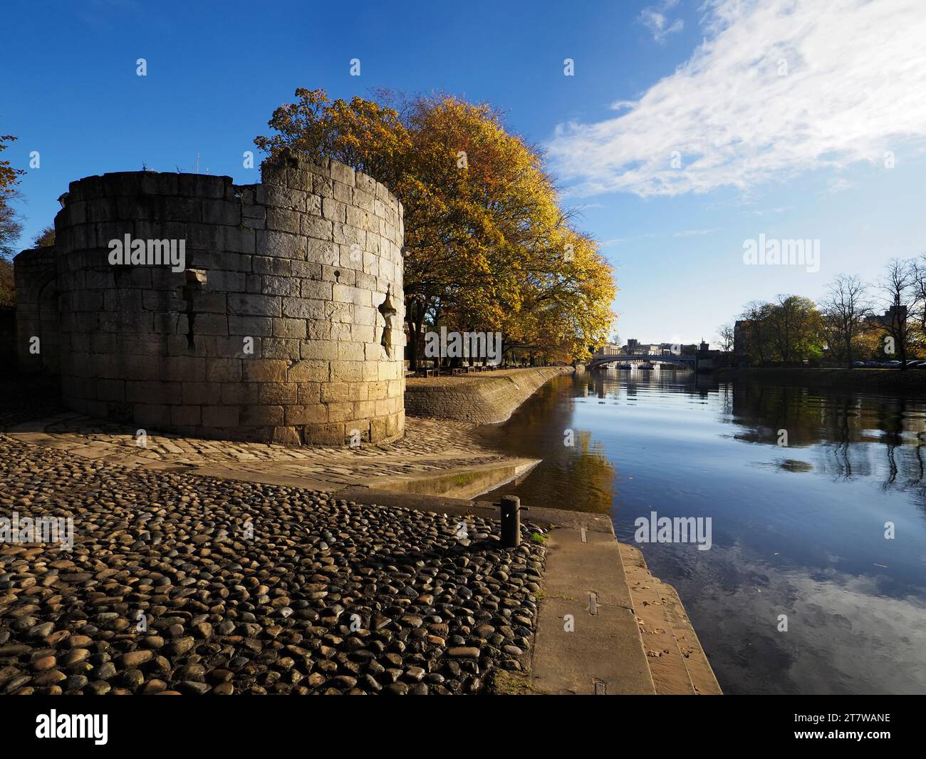 Ammira il fiume Ouse verso il Lendal Bridge dalla Marygate Tower, nella città autunnale di York, Yorkshire, Inghilterra Foto Stock