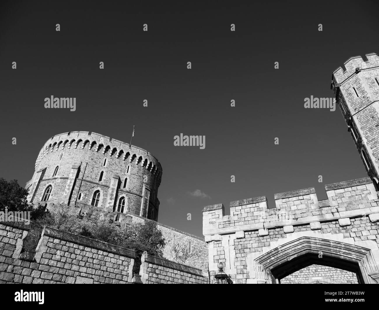 B&W, The Round Tower (sinistra), St Georges Gateway (centro), King Edward Tower (destra), Windsor Castle, Windsor, Berkshire, Inghilterra, REGNO UNITO, REGNO UNITO. Foto Stock