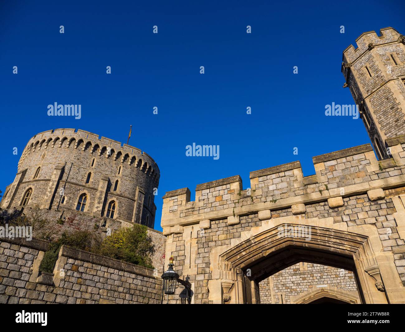 The Round Tower (sinistra), St Georges Gateway (centro), King Edward Tower (destra), Windsor Castle, Berkshire, Inghilterra, REGNO UNITO, REGNO UNITO. Foto Stock