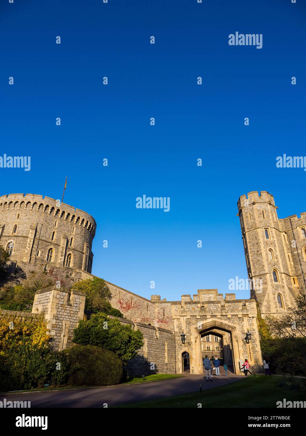 The Round Tower (sinistra), St Georges Gateway (centro), King Edward Tower (destra), Windsor Castle, Berkshire, Inghilterra, REGNO UNITO, REGNO UNITO. Foto Stock