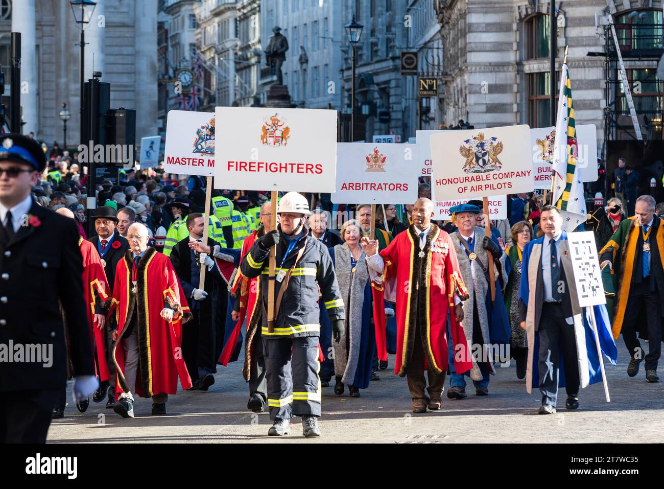 Modern Livery Companies al Lord Mayor's Show Prossion 2023 in Poultry, nella City di Londra, Regno Unito. Vigili del fuoco Foto Stock