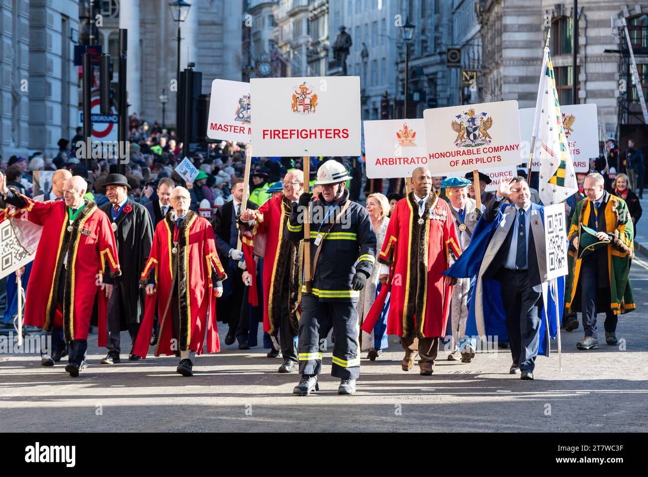 Modern Livery Companies al Lord Mayor's Show Prossion 2023 in Poultry, nella City di Londra, Regno Unito. Vigili del fuoco Foto Stock