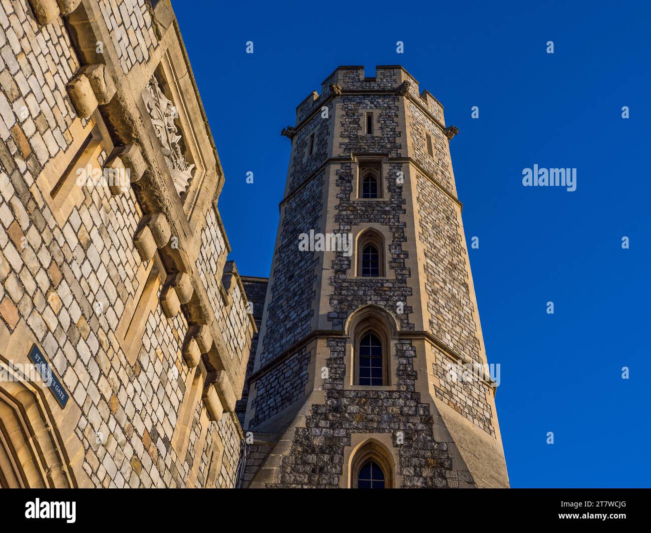 St George's Gate con King Edward III Tower, Castello di Windsor, Windsor, Berkshire, Inghilterra, REGNO UNITO, REGNO UNITO. Foto Stock