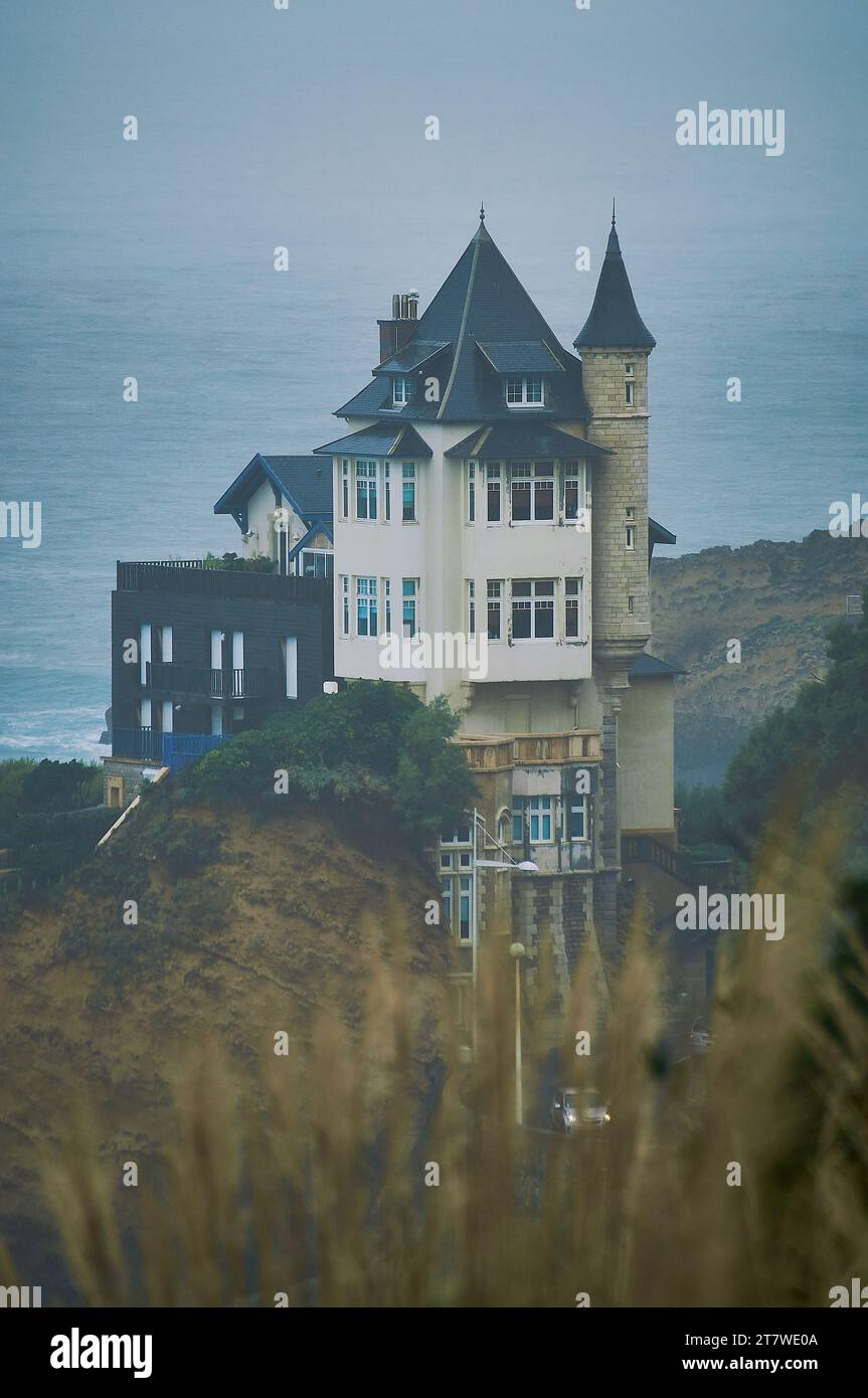 Un piccolo e contemporaneo castello vicino alla strada con splendide viste sul mare a Biarritz Foto Stock