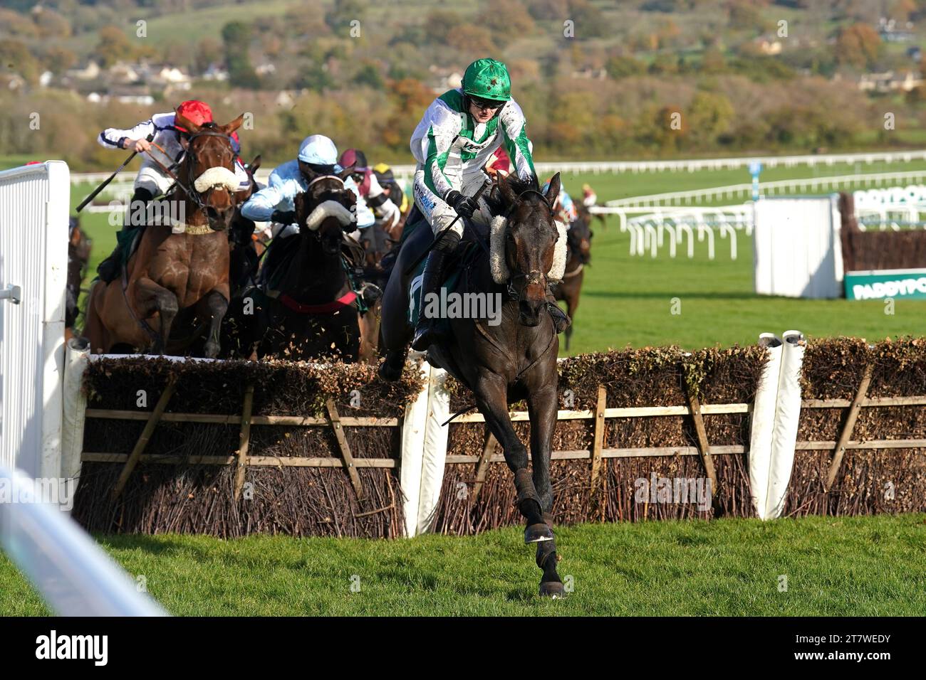 American Sniper cavalcato dal fantino Fergus Gillard (a destra) sulla strada per vincere l'ostacolo handicap di Lycetts Insurance Brokers il primo giorno della riunione di novembre all'ippodromo di Cheltenham. Data immagine: Venerdì 17 novembre 2023. Foto Stock