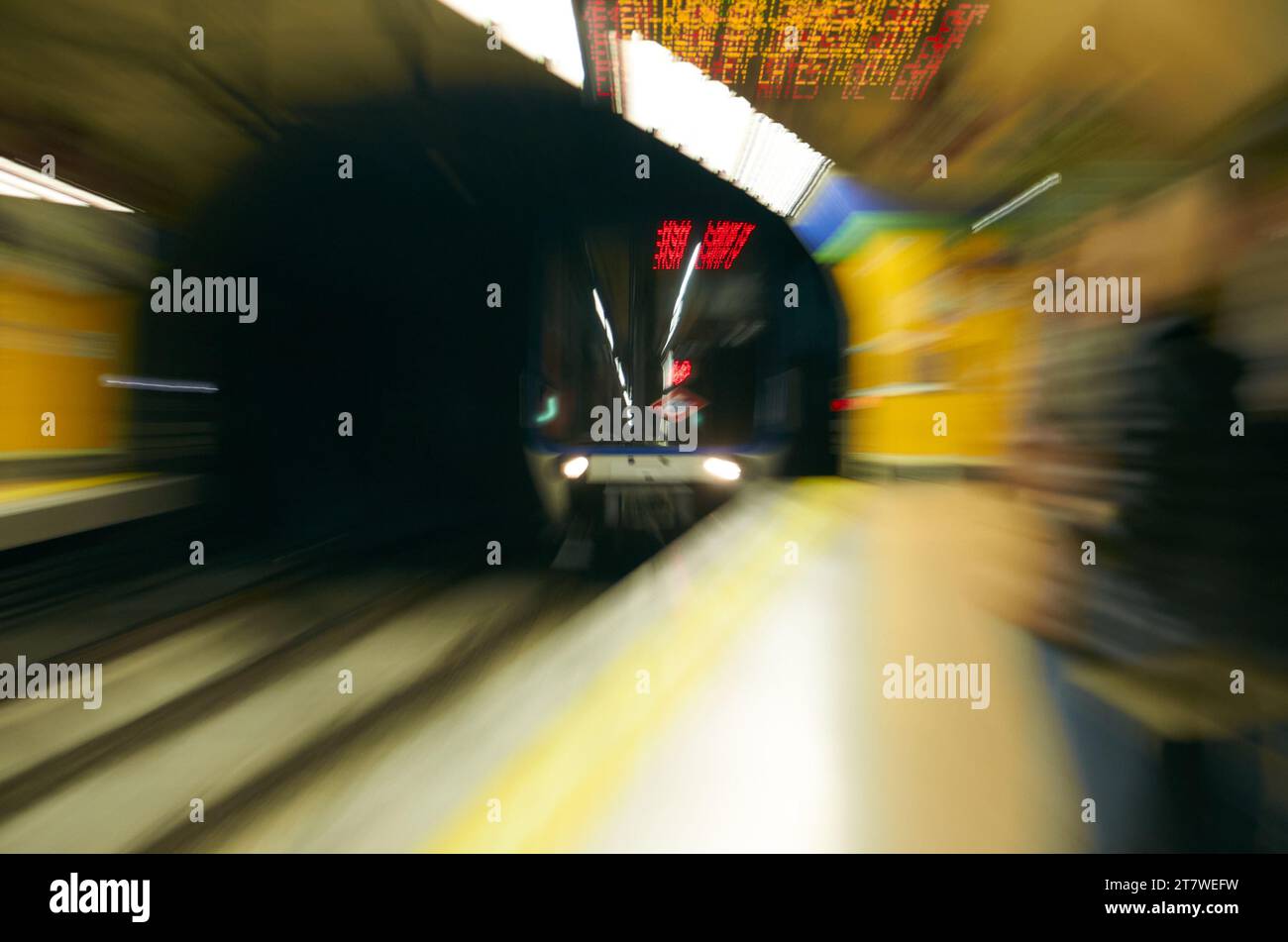 Immagine dinamica di un treno sotterraneo che esce da un tunnel con un accattivante effetto di sfocatura Foto Stock