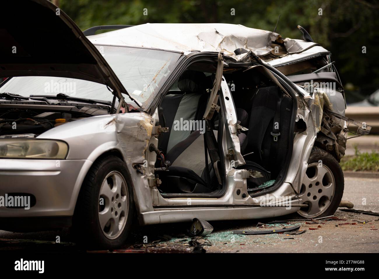 Incidente d'auto su una strada cittadina. Niente gente, auto d'argento. Foto Stock