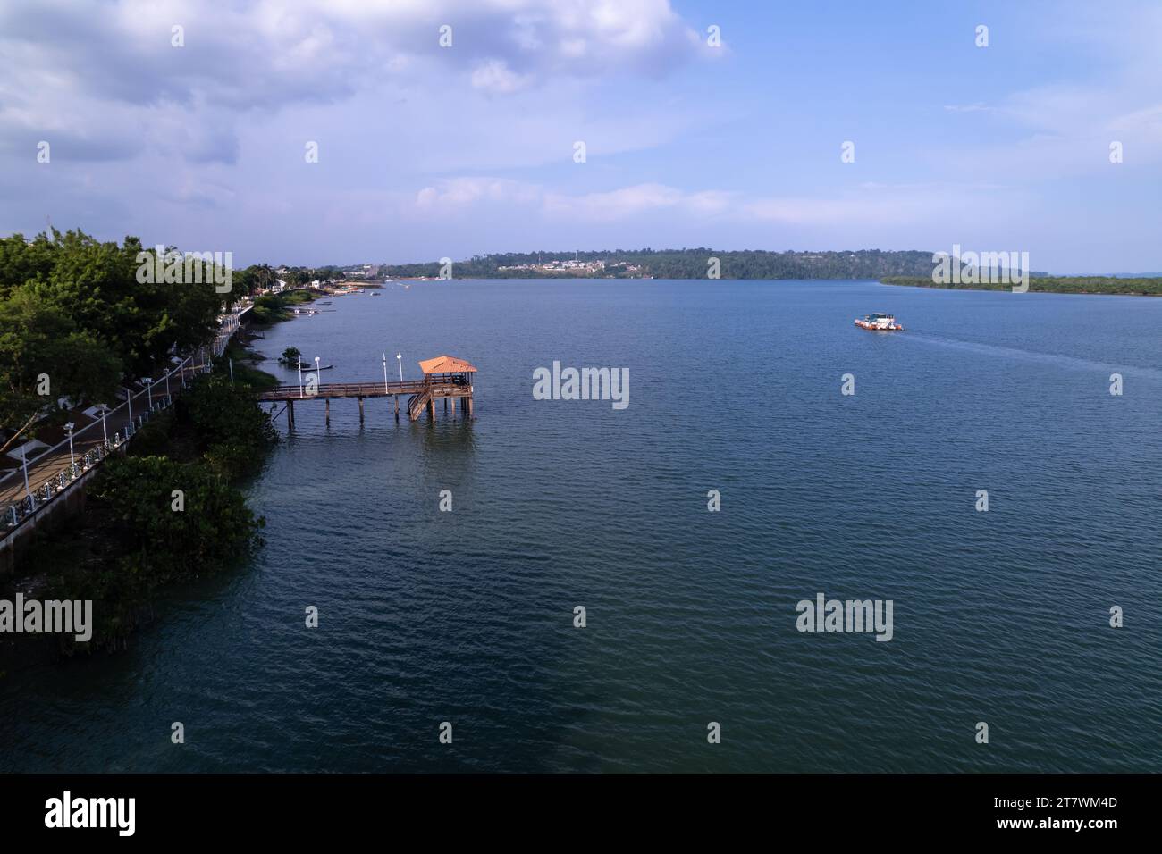 Splendida vista panoramica aerea del fiume Xingu nella foresta pluviale amazzonica nelle soleggiate giornate estive con cielo blu. Para, Brasile. Concetto di natura, eco Foto Stock