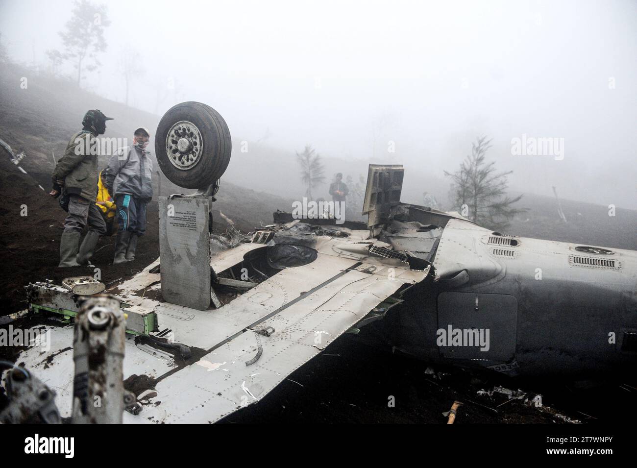 Pasuruan, Indonesia. 17 novembre 2023. Le persone ispezionano il sito dei rottami di uno dei due turboelica Super Tucano dopo che sono stati trovati schiantati a Pasuruan, Giava Est, Indonesia, il 17 novembre 2023. Due aerei da attacco leggero si sono schiantati nella provincia di Giava Orientale in Indonesia giovedì, uccidendo tutte e quattro le persone a bordo, secondo l'aviazione indonesiana. Crediti: Sahlan Kurniawan/Xinhua/Alamy Live News Foto Stock