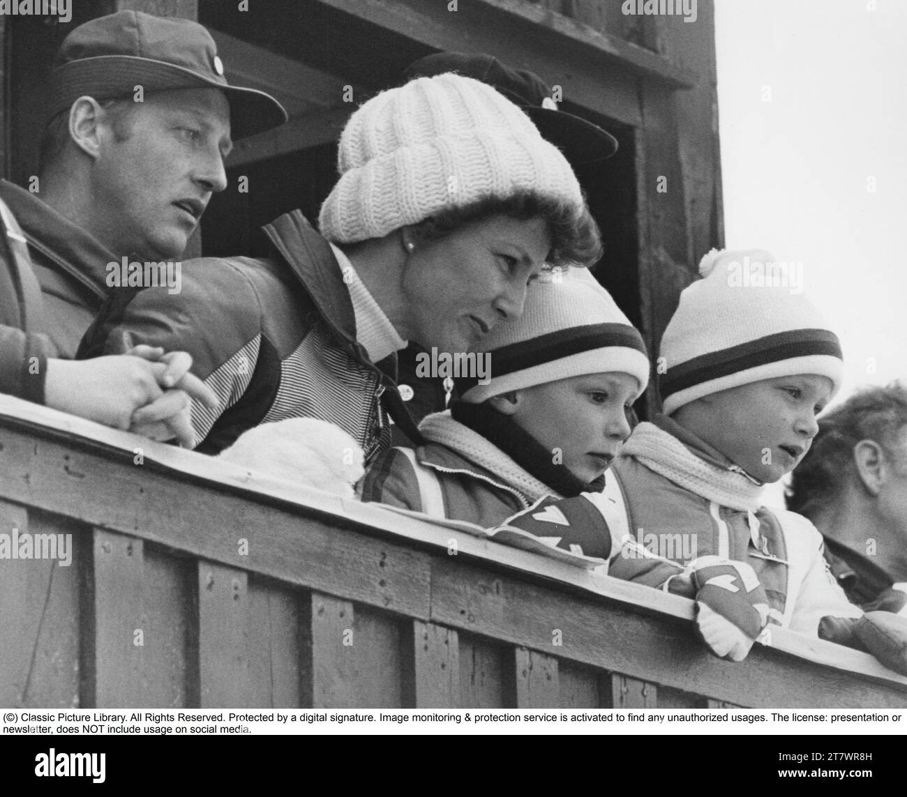 Re Harald di Norvegia. Raffigurato quando era principe ereditario con sua moglie Sonja 1978 insieme ai loro figli Haakon Magnus e Märtha Louise. Foto Stock