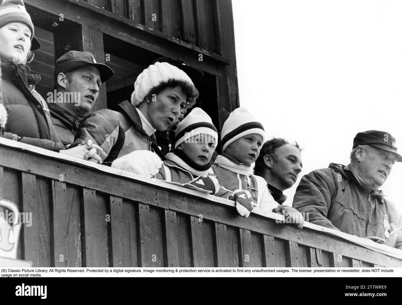 Re Harald di Norvegia. Nella foto, quando era principe ereditario con sua moglie Sonja 1978 insieme ai loro figli Haakon Magnus e Märtha Louise. A destra, re Olav V. Foto Stock