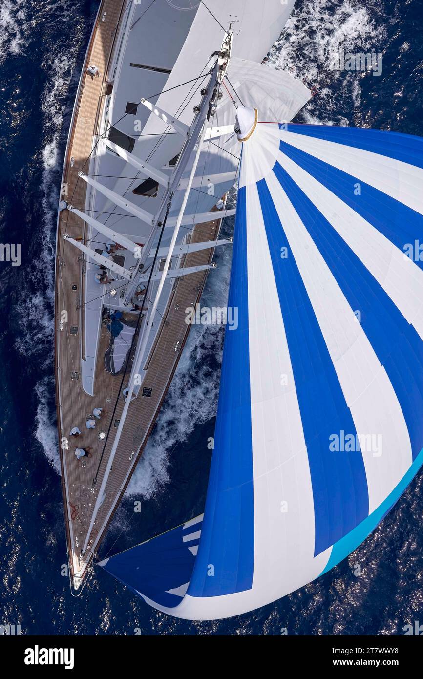 Foto aerea in elicottero dello yacht a vela TIMONEER da 45 metri a vela con lo spinnaker. Foto Stock