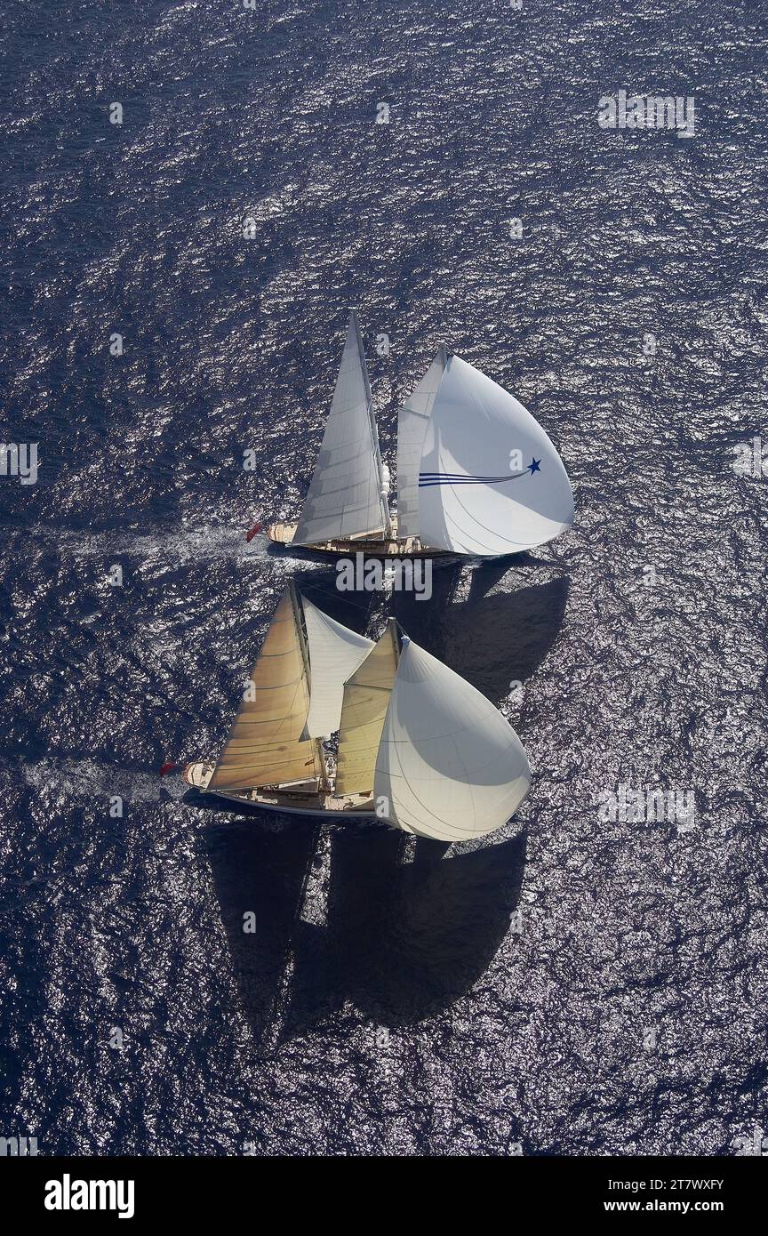 Foto aerea di Borkumriff IV e Meteor che corrono sottovento con i loro spinnaker. Foto Stock