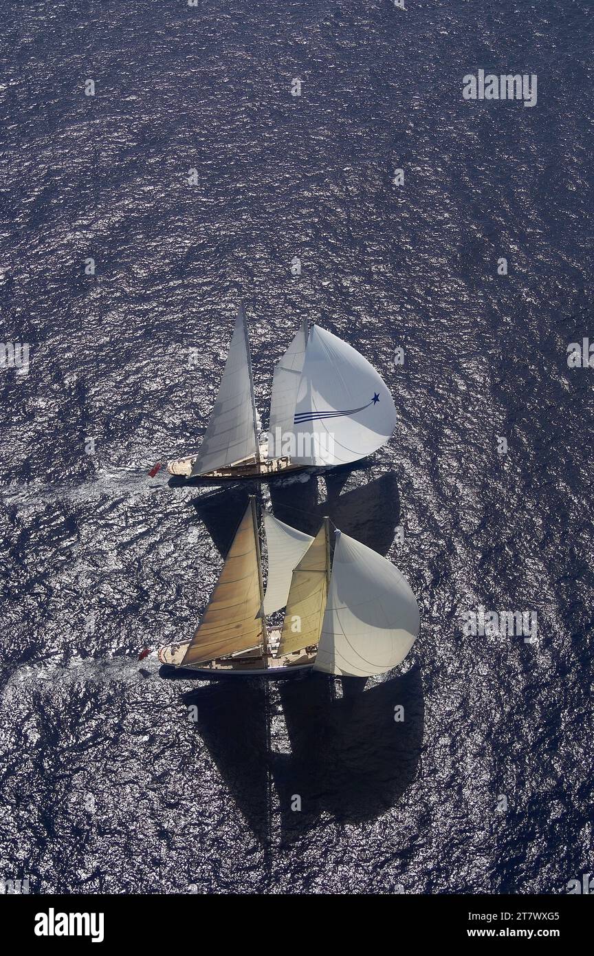 Foto aerea di Borkumriff IV e Meteor che corrono in sottovento con i loro spinakker. Foto Stock