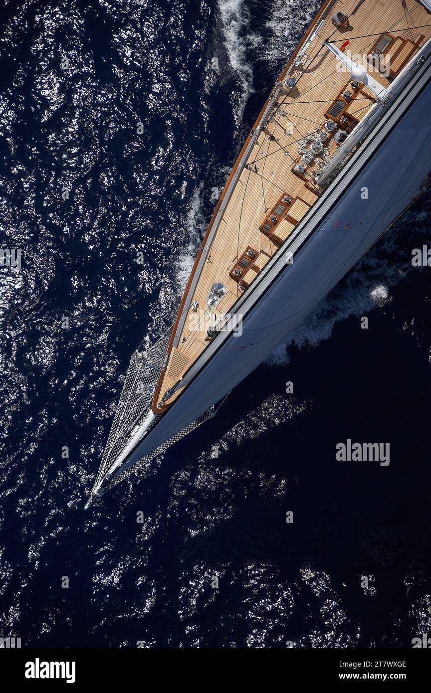 Foto aerea in elicottero del ponte anteriore dello yacht a vela METEOR a vela a vela completa. Foto Stock