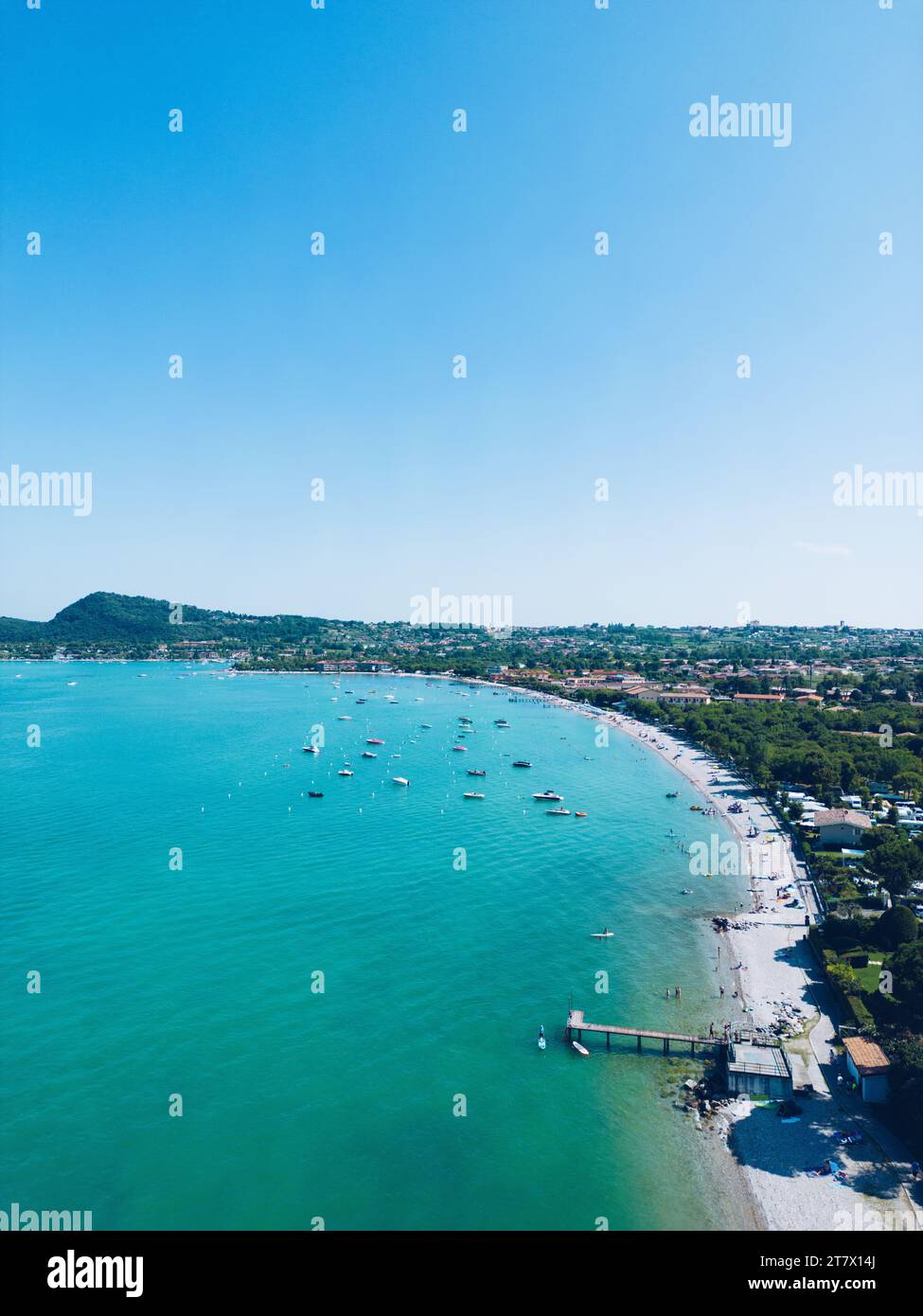 Vista aerea sul Lago di Garda a Lobard, Italia, famosa località turistica per le vacanze estive. Foto Stock