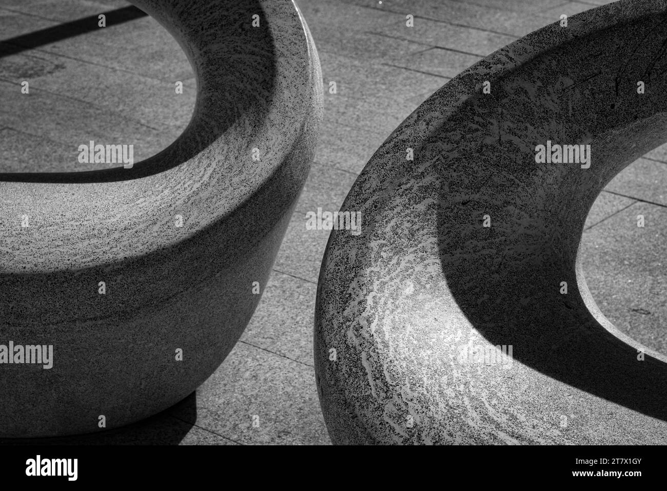 Sedia in pietra, mobili pubblici sul lungomare del porto di Veracruz, 2023 Foto Stock