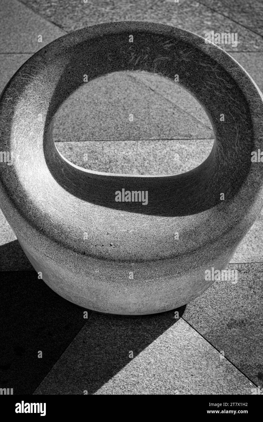 Sedia in pietra, mobili pubblici sul lungomare del porto di Veracruz, 2023 Foto Stock