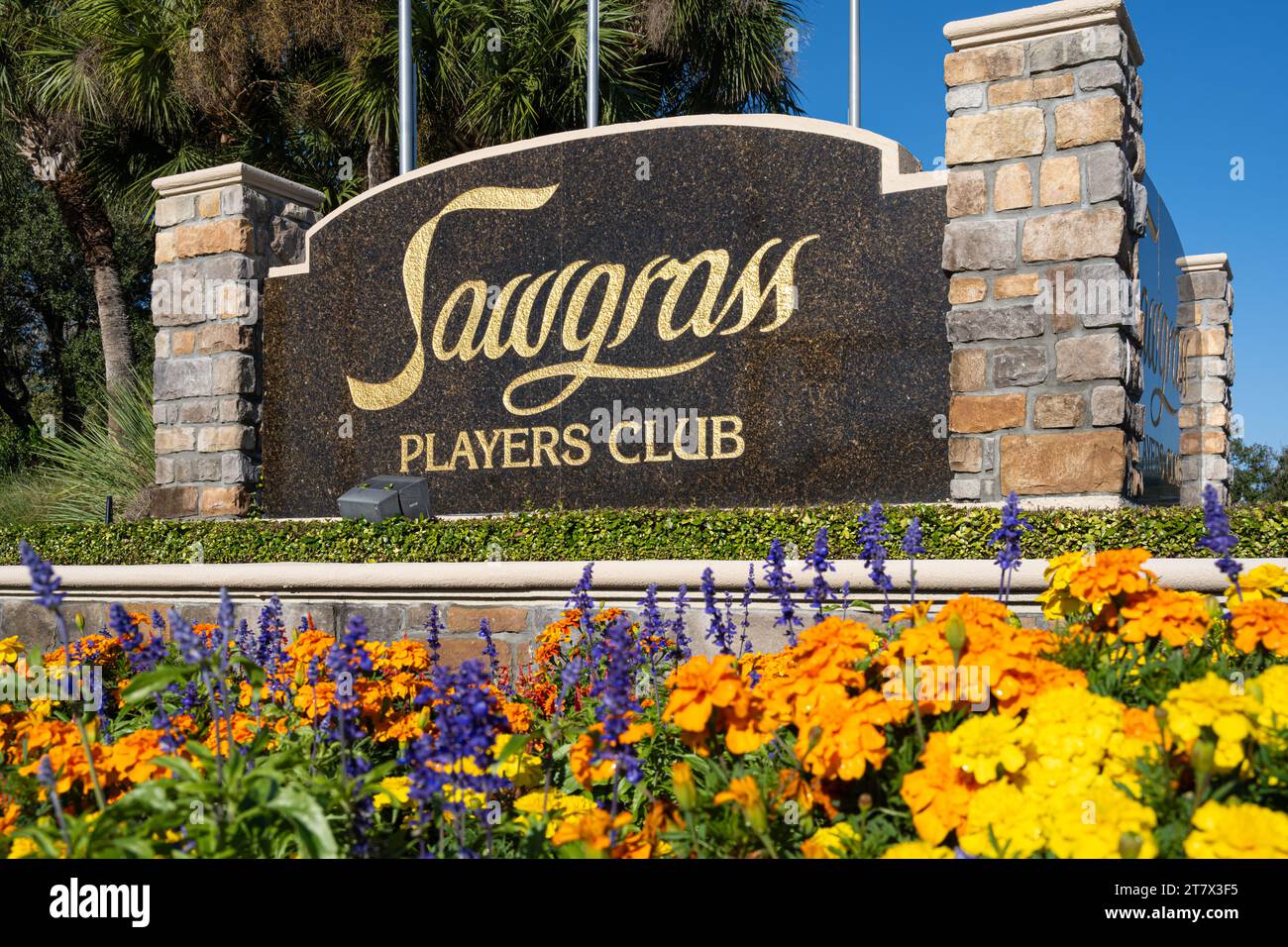 Cartello d'ingresso per il Sawgrass Players Club, sede del campionato di golf PLAYERS Golf Championship, lungo la panoramica Florida A1A a Ponte Vedra Beach, Florida. (USA) Foto Stock
