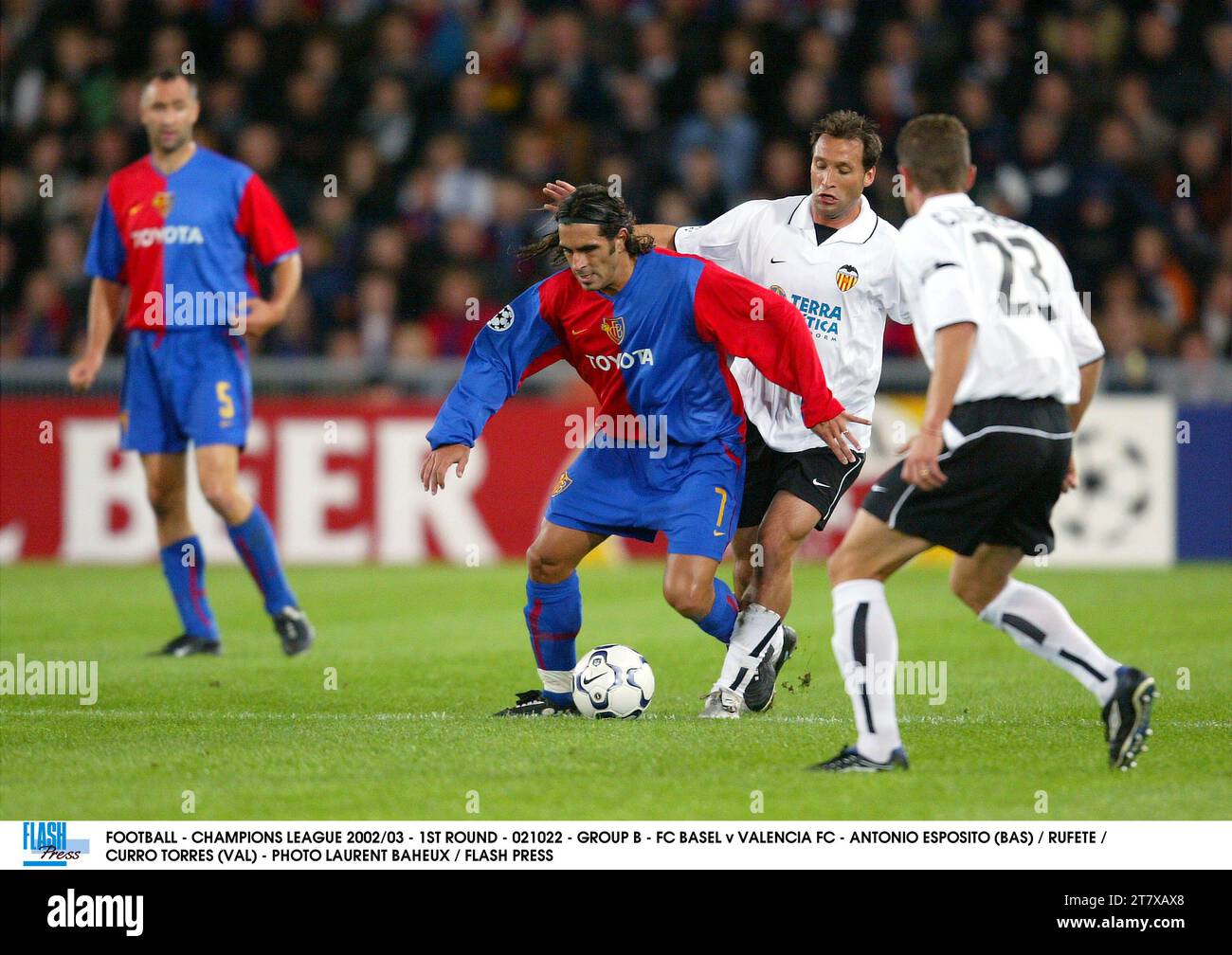 CALCIO - CHAMPIONS LEAGUE 2002/03 - 1° TURNO - 021022 - GRUPPO B - FC BASILEA CONTRO VALENCIA FC - ANTONIO ESPOSITO (BAS) / RUFETE / CURRO TORRES (VAL) - FOTO LAURENT BAHEUX / FLASH PRESS Foto Stock