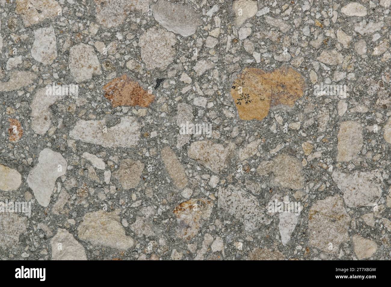 Cemento con pezzi di pietra tappezzeria di sfondo, immagine full frame. Dettagli testurizzati e spazio per il testo. Foto Stock