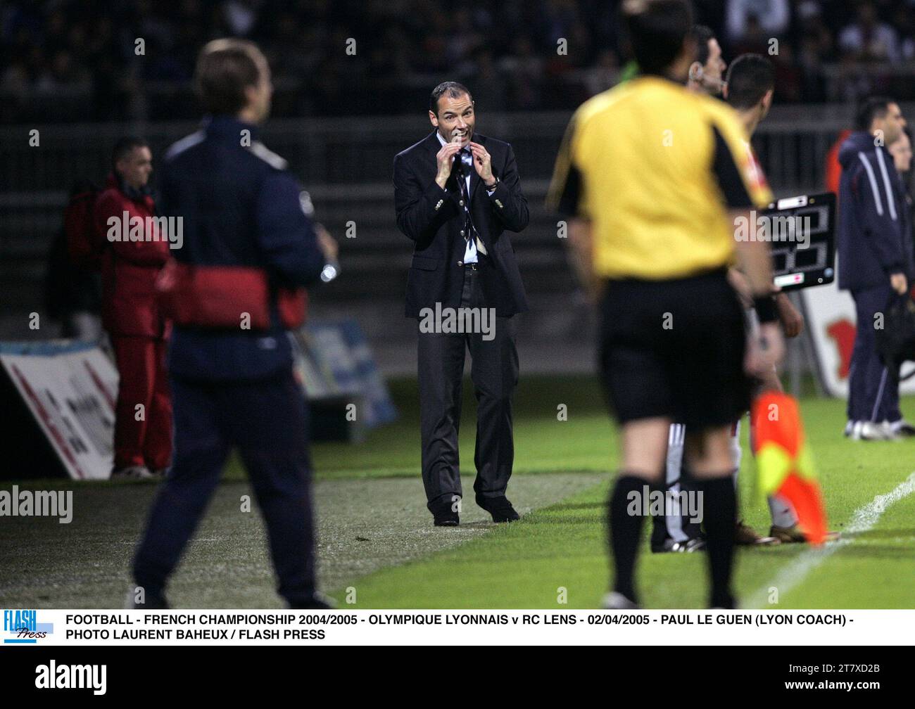 CALCIO - CAMPIONATO FRANCESE 2004/2005 - OLYMPIQUE LYONNAIS / OBIETTIVO RC - 02/04/2005 - PAUL LE GUEN (ALLENATORE DI LIONE) - FOTO LAURENT BAHEUX / FLASH PRESS Foto Stock