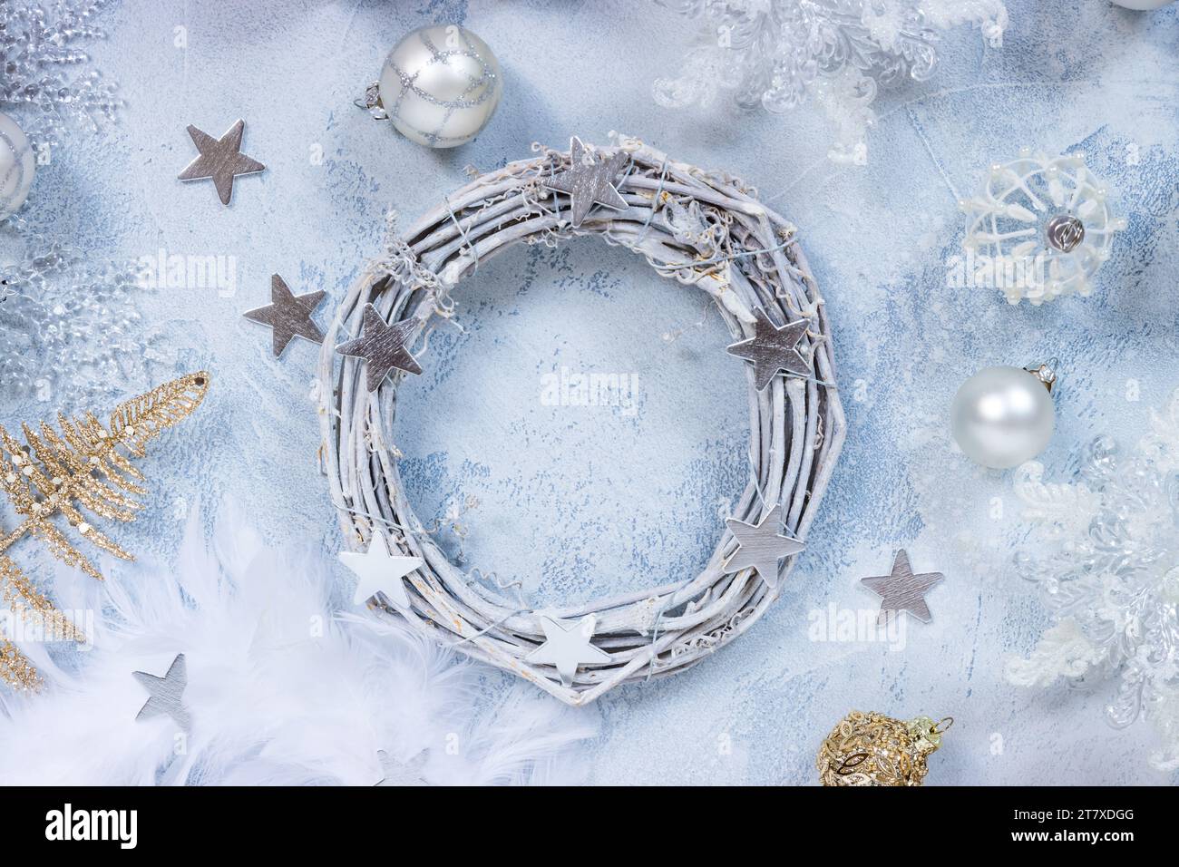 Creazione di una corona di Natale con ornamenti assortiti e palline di colore bianco e argento Foto Stock
