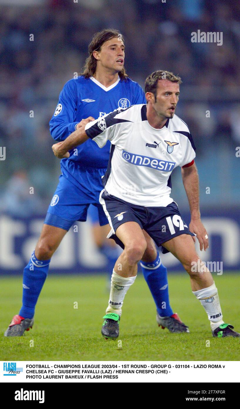 CALCIO - CHAMPIONS LEAGUE 2003/04 - 1° TURNO - GRUPPO G - 031104 - LAZIO ROMA / CHELSEA FC - GIUSEPPE FAVALLI (LAZ) / HERNAN CRESPO (CHE) - FOTO LAURENT BAHEUX / FLASH PRESS Foto Stock