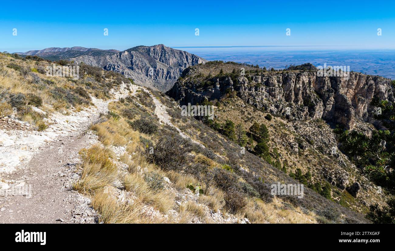 Guadalupe Peak Trail sopra Hunter Peak in lontananza, Guadalupe Mountains National Park, Texas, Stati Uniti Foto Stock
