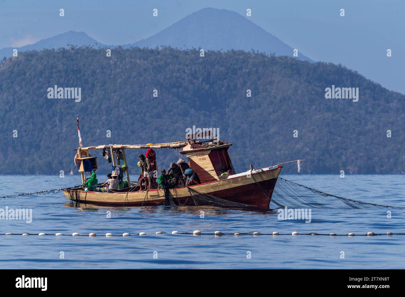 Pescatore di tonno che recupera una rete a circuizione, Bangka Island, al largo della punta nordorientale di Sulawesi, Indonesia, Sud-est asiatico, Asia Foto Stock