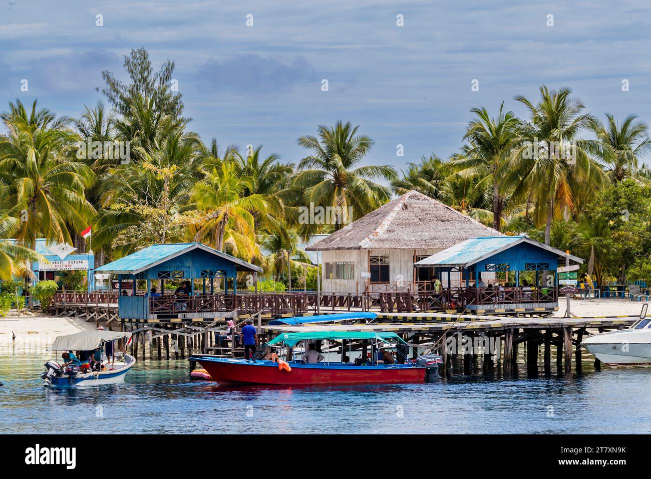 Una vista del resort per le immersioni a Pulau Panaki, Raja Ampat, Indonesia, Sud-Est Asiatico, Asia Foto Stock