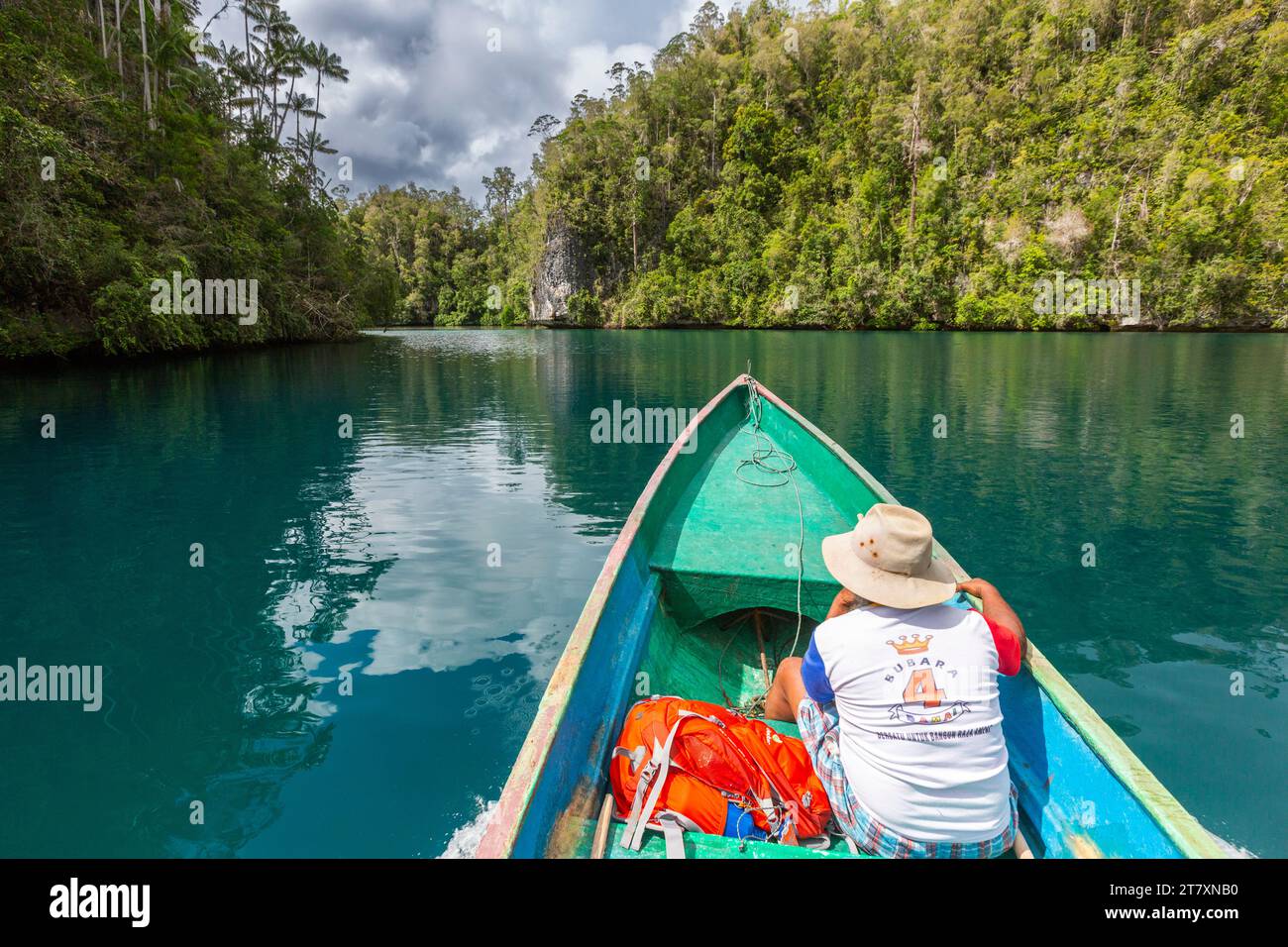 Una piccola gita in canoa con la guida locale Martin Marcuse, Gam Island, Raja Ampat, Indonesia, Sud-est asiatico, Asia Foto Stock
