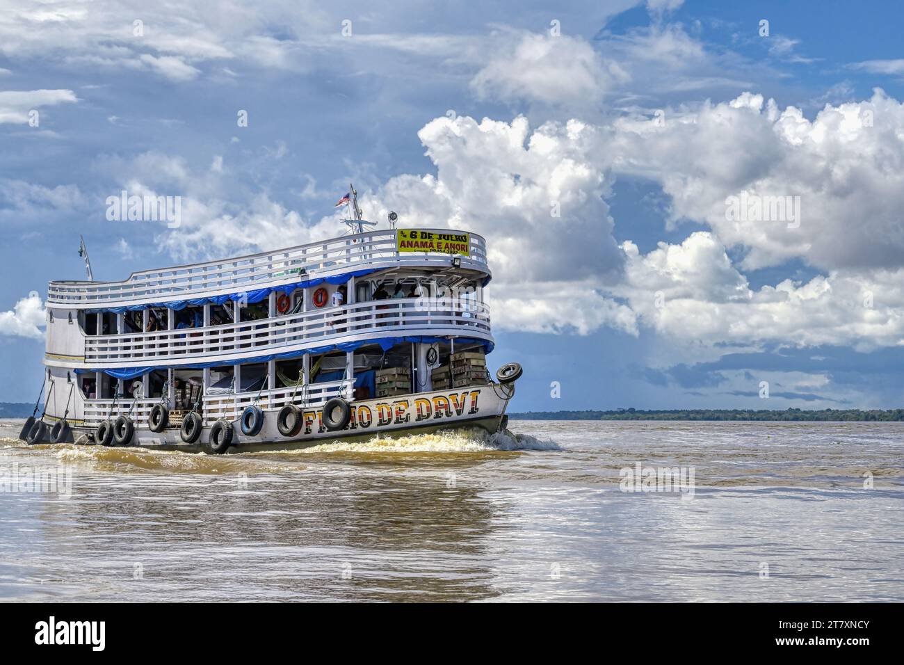 Tradizionale barca di legno che naviga sul Rio Negro, Manaus, lo stato dell'Amazzonia, il Brasile e il Sud America Foto Stock