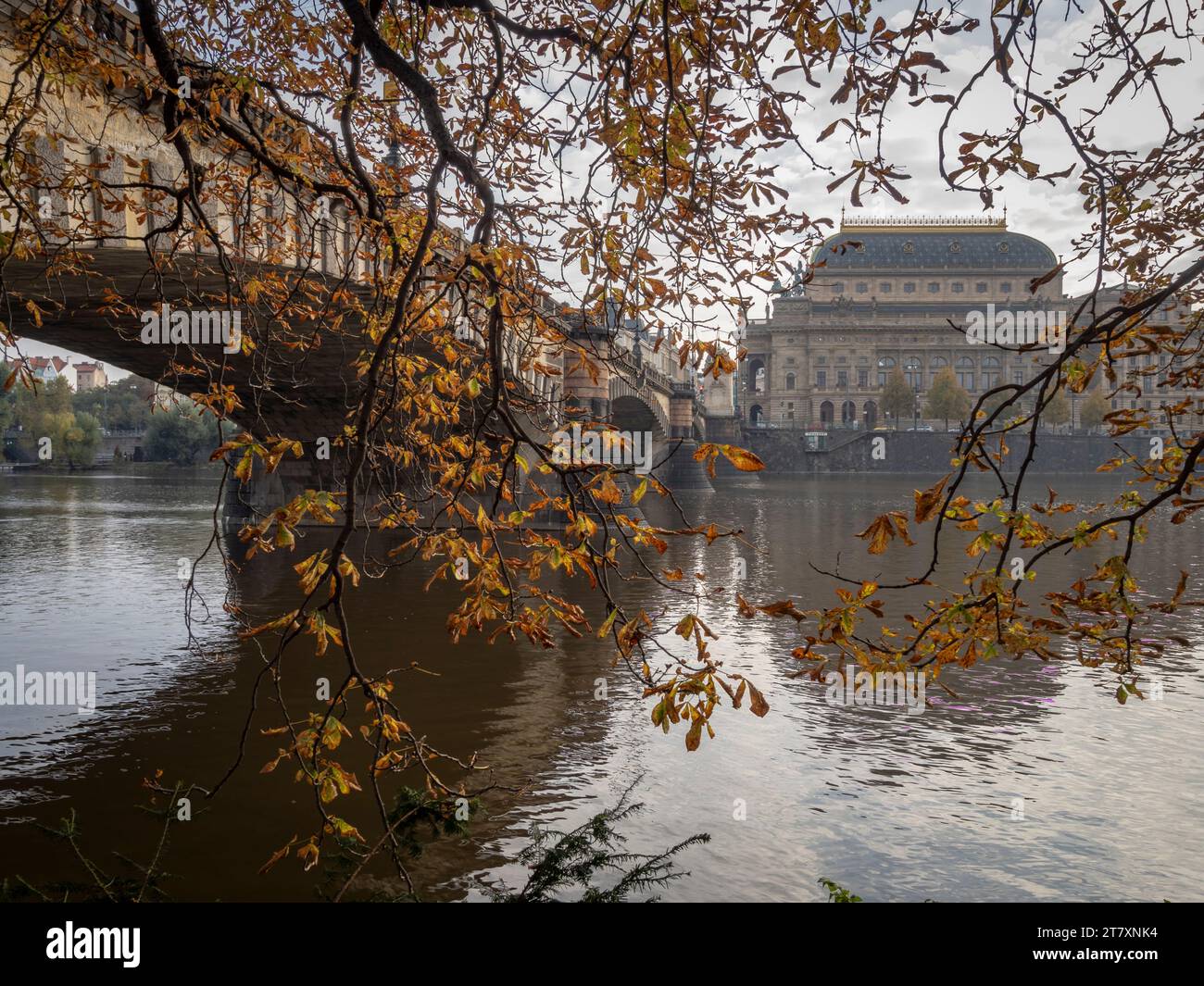 Most Legii (Ponte della Legione) e il Teatro Nazionale in autunno, Praga, Cechia (Repubblica Ceca), Europa Foto Stock