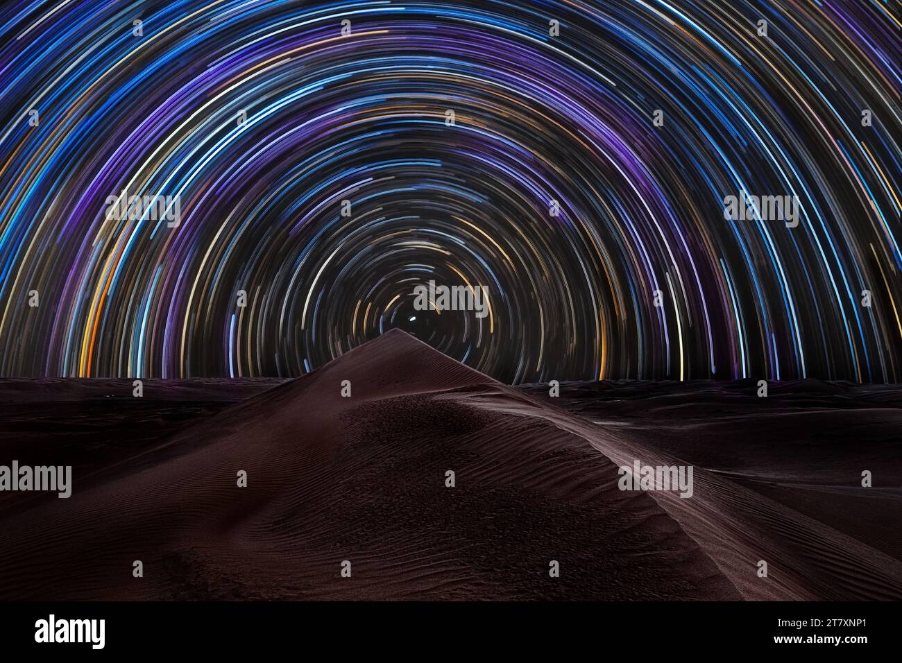 Sentiero stellare sulle dune di sabbia del deserto di Rub al Khali, Oman, Medio Oriente Foto Stock