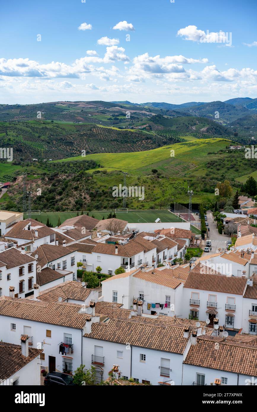 Case bianche tradizionali di Zahara de la Sierra nella regione di Pueblos Blancos, Andalusia, Spagna, Europa Foto Stock