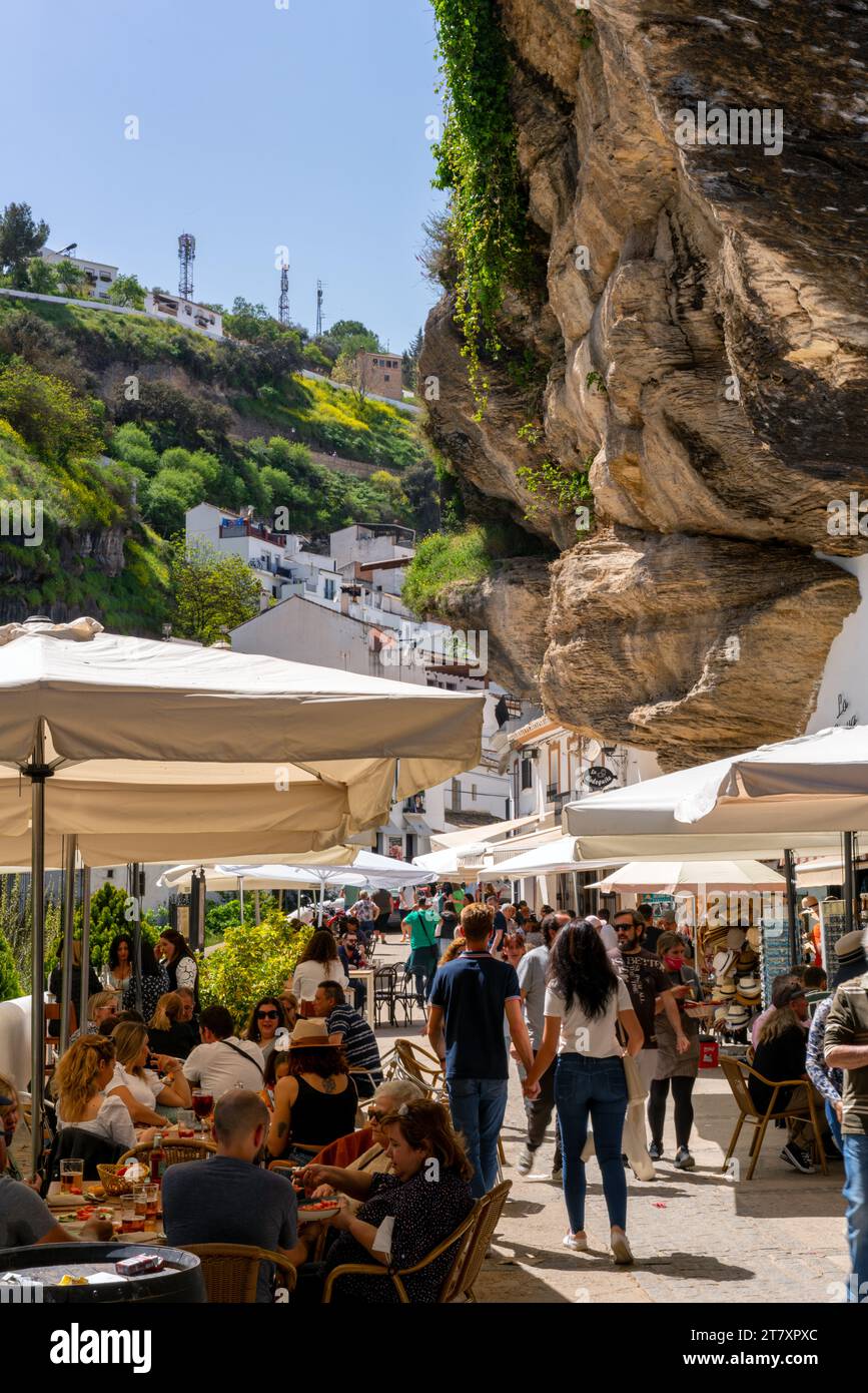 Strada con case bianche sotto una roccia a Setenil de las Bodegas, regione di Pueblos Blancos, Andalusia, Spagna, Europa Foto Stock