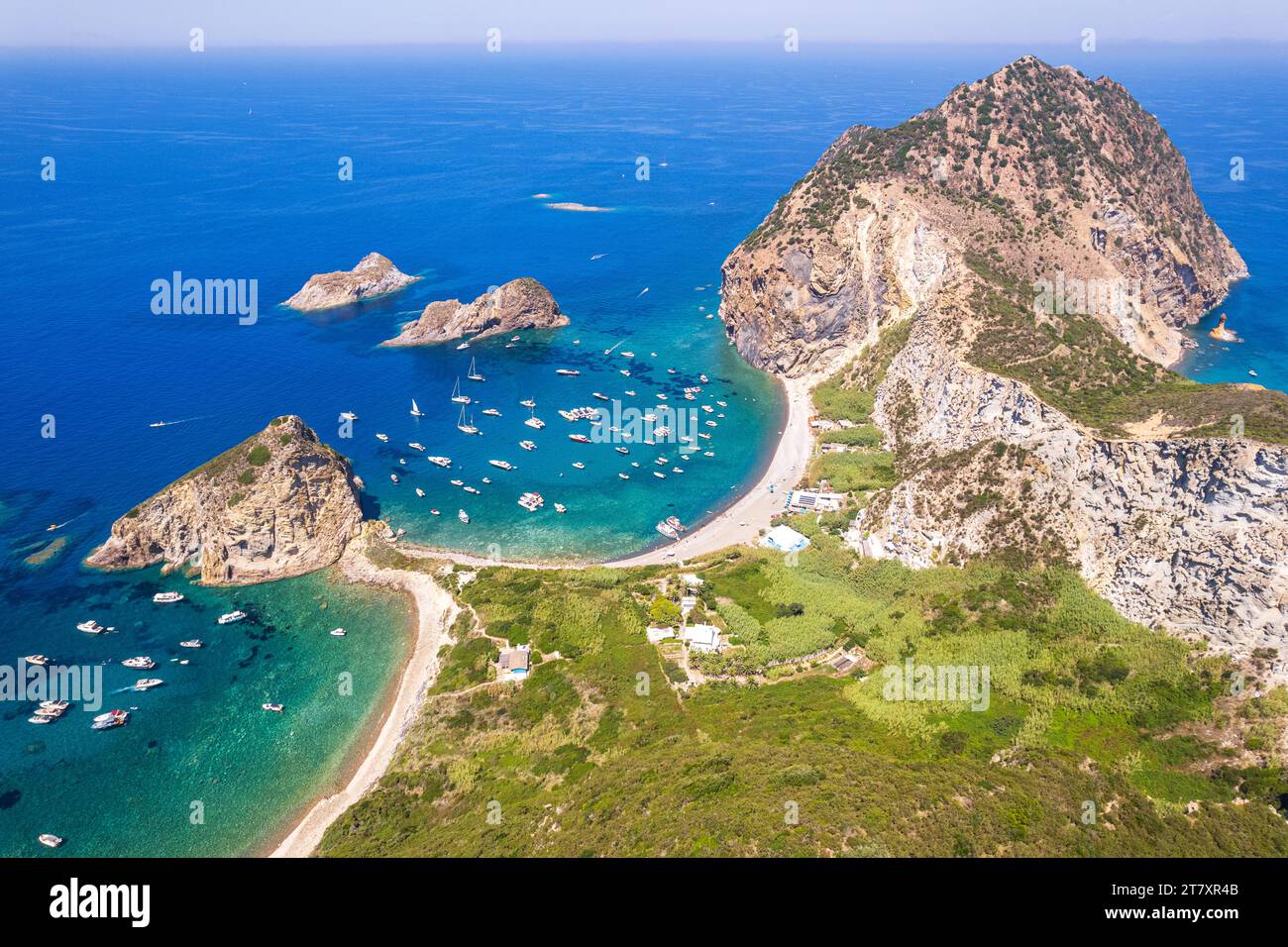 Baia francese e roccia di San Silverio, vista aerea, isola di Palmarola, comune di Ponza, Mar Tirreno, arcipelago pontino Foto Stock