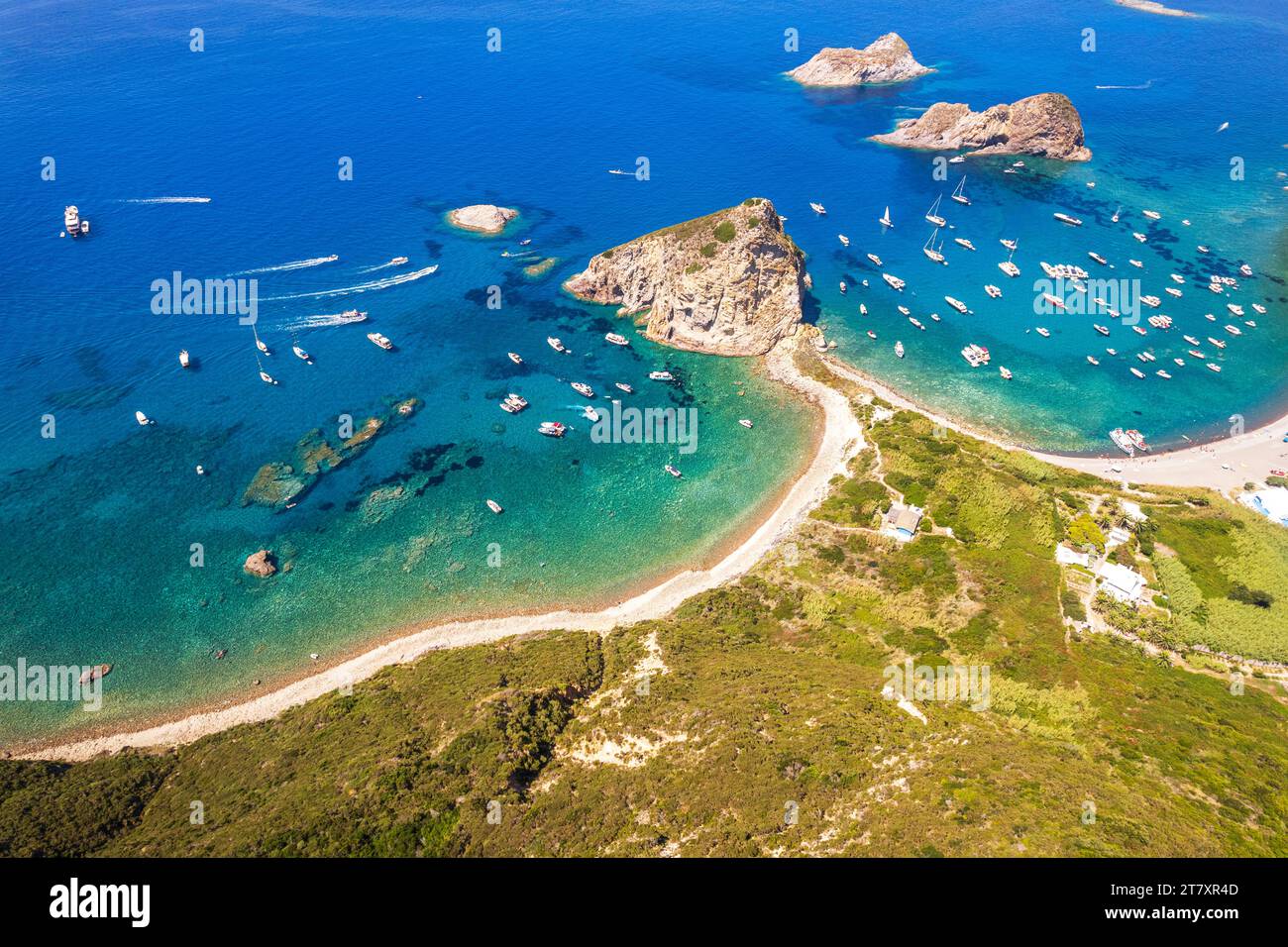 Veduta aerea della costa selvaggia dell'isola di Palmarola, del comune di Ponza, del Mar Mediterraneo, dell'arcipelago pontino, della provincia di Latina, Lazio (Lazio) Foto Stock