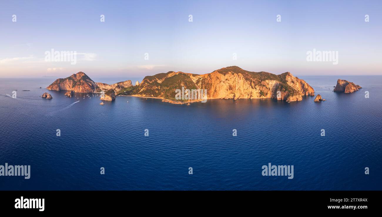 Vista aerea panoramica dell'isola di Palmarola nelle acque blu del mar Tirreno, del comune di Ponza, dell'arcipelago pontino, della provincia di Latina Foto Stock