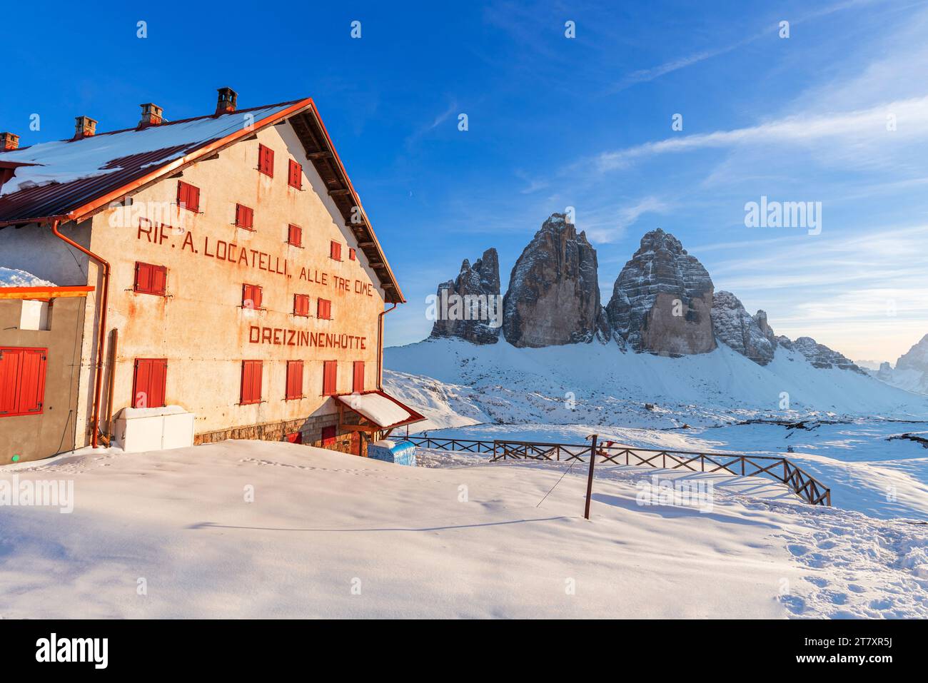 Rifugio Locatelli e tre Cime di Lavaredo (Cime di Lavaredo) (Drei Zinnen) d'inverno ricoperte di fitta neve Foto Stock