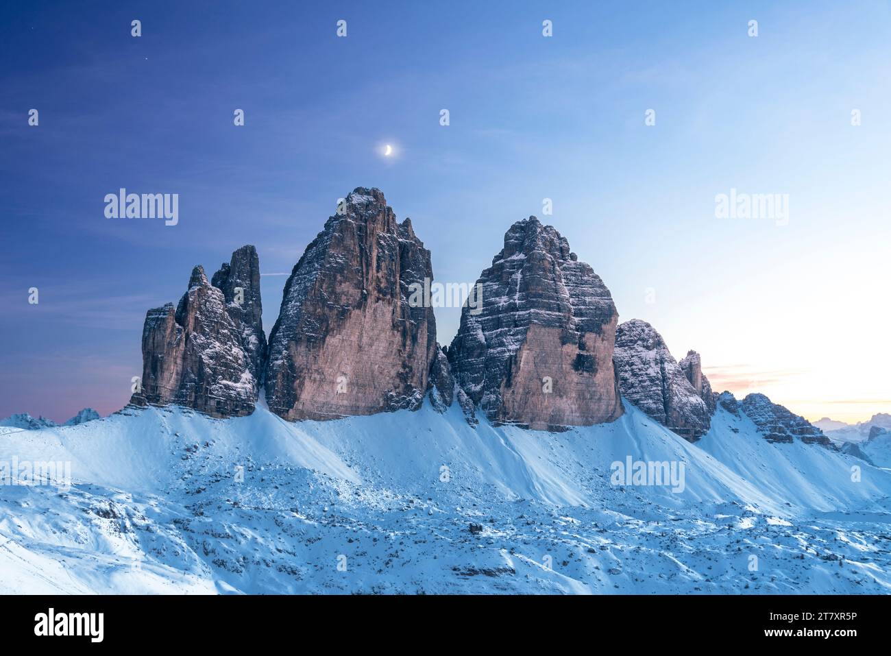 Luna sopra le tre Cime di Lavaredo al crepuscolo, inverno, tre Cime di Lavaredo (cime di Lavaredo) (Drei Zinnen), Sesto (Sexten), Dolomiti, alto Adige Foto Stock