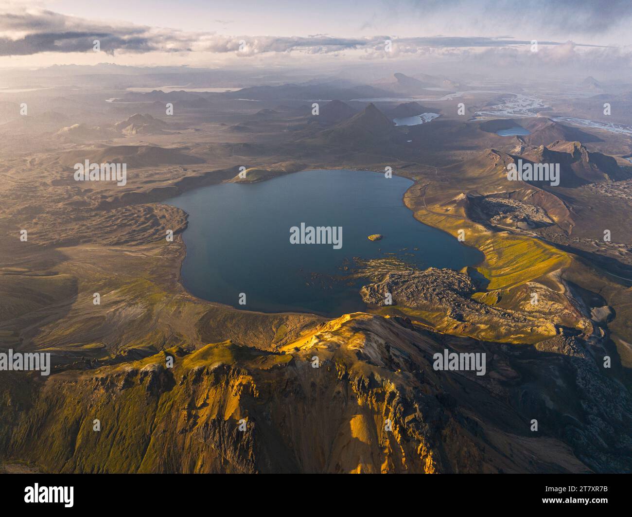 Vista aerea scattata da un drone di paesaggio naturale nella zona di Landmannaugar in un giorno d'estate, Islanda, regioni polari Foto Stock