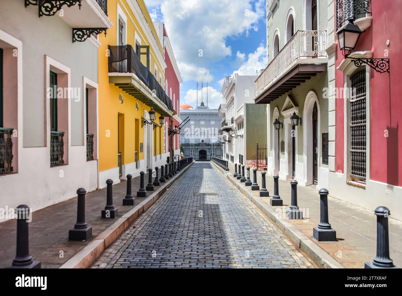 Una colorata strada coloniale a San Juan, Porto Rico, Caraibi, America centrale Foto Stock