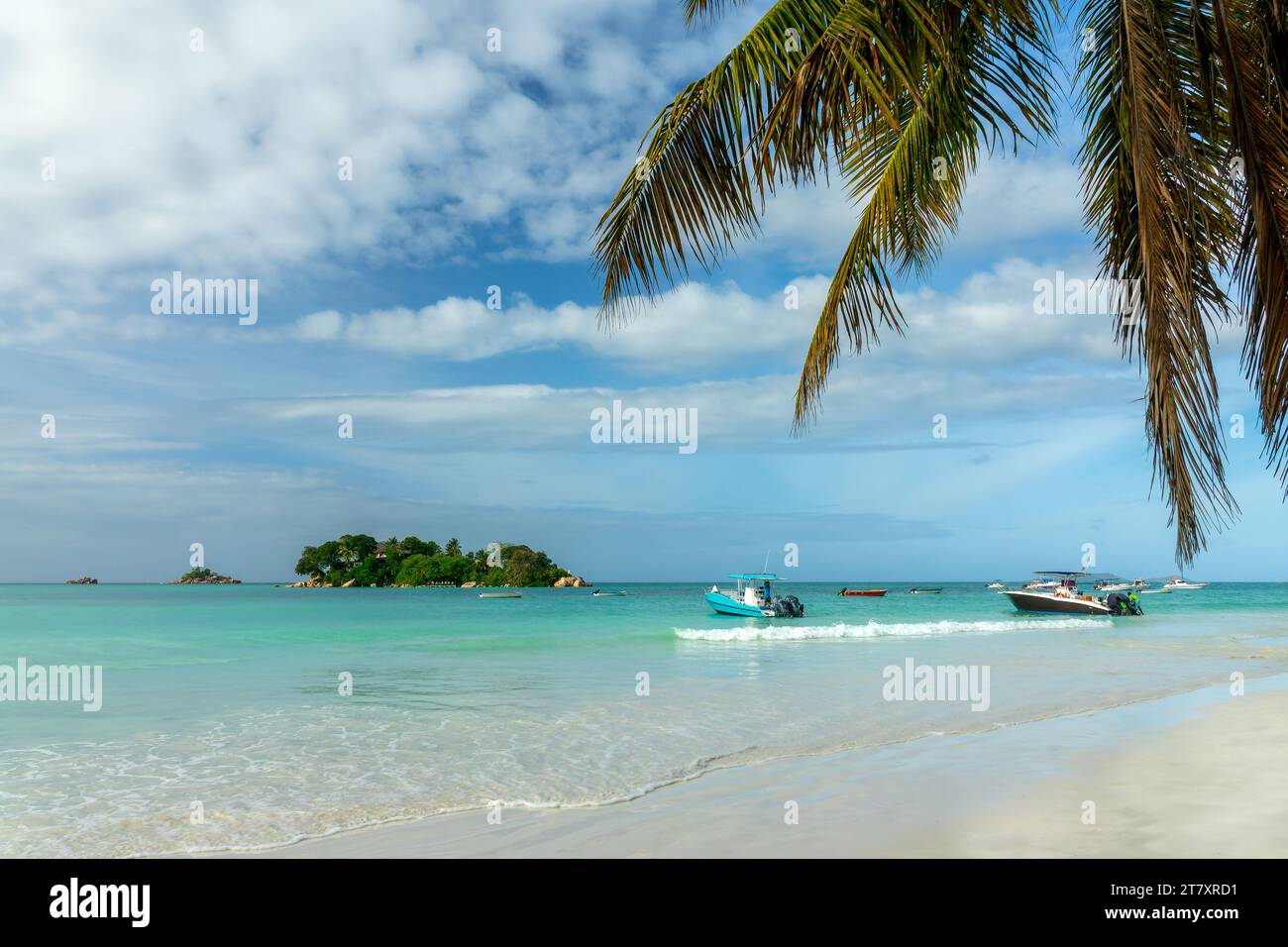 Paesaggio panoramico delle Seychelles con l'isola di Chauve Souris dalla spiaggia di Anse Volbert sull'isola di Praslin Foto Stock