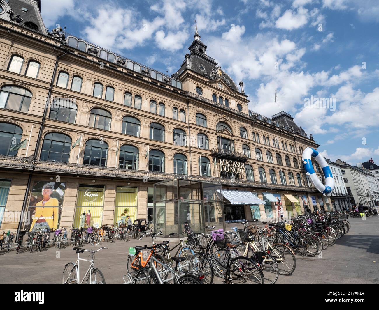 Biciclette parcheggiate di fronte al grande magazzino Magasin du Nord, Copenhagen, Danimarca, Scandinavia, Europa Foto Stock