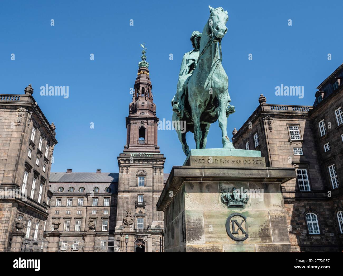 Palazzo di Christiansborg, sede del Parlamento danese, con statua del re Federico VII, Copenaghen, Danimarca, Scandinavia, Europa Foto Stock