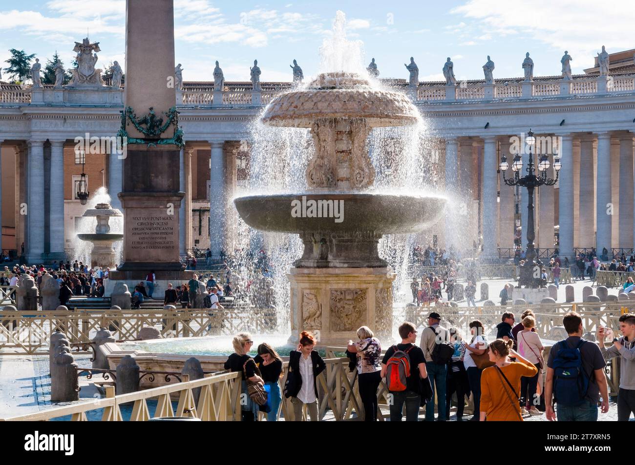 Fontana a St. Piazza Pietro, città del Vaticano, sito patrimonio dell'umanità dell'UNESCO, Roma, Lazio, Italia, Europa Foto Stock