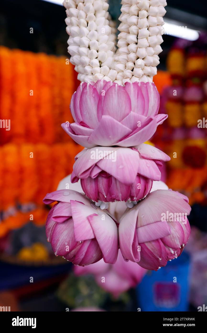 Ghirlande di fiori come offerte del tempio per la cerimonia indù, negozio di fiori indiani al Tempio di Sri Maha Mariamman, Bangkok, Thailandia, Sud-Est Asiatico, Asia Foto Stock